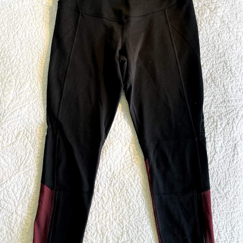 Zelle Women’s long leggings medium, with zipper at the ankles.